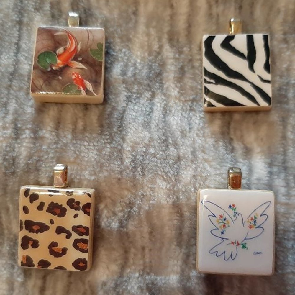 Set of 5 Scrabble pc pendants with ball chain - Picture 2 of 4